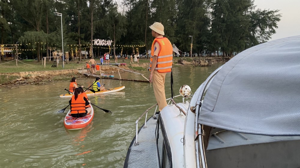 Hướng dẫn người dân đảm bảo an toàn khi hoạt động trên các tuyến đường thủy nội địa