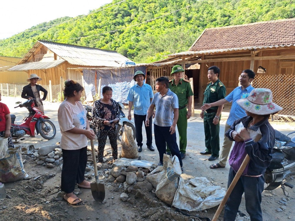 Lãnh đạo Huyện ủy, UBND huyện và Công an huyện Kỳ Sơn thăm, động viên cấp ủy, chính quyền và Nhân dân xã Mường Típ trong quá trình làm móng nhà 