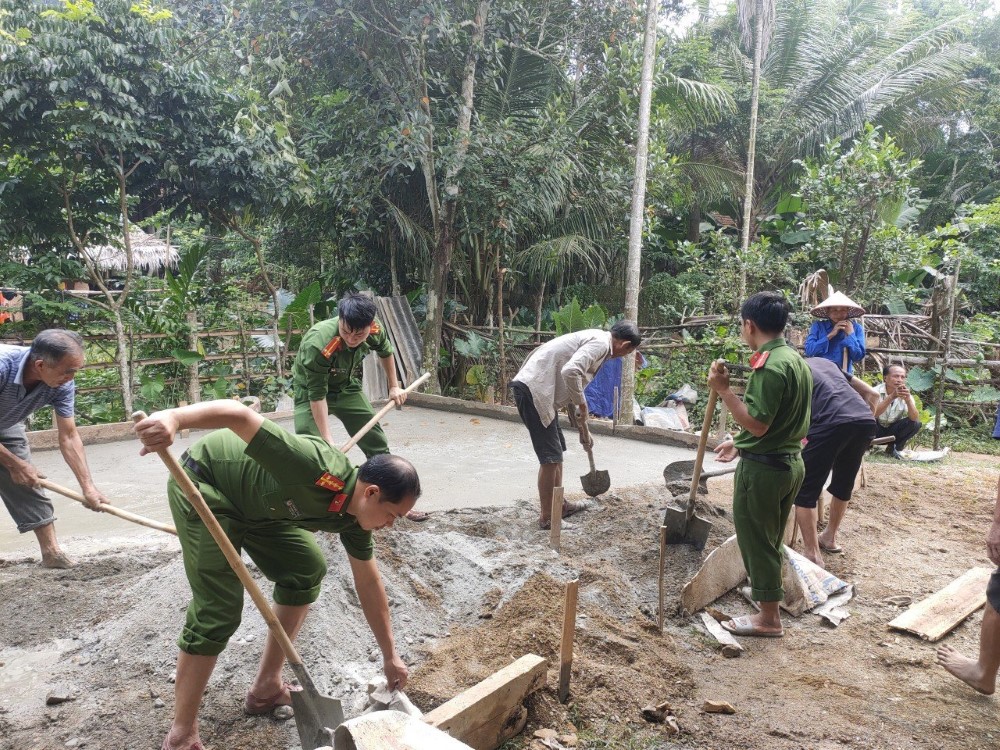Tranh thủ nắng, khắc phục mưa để kịp tiến độ