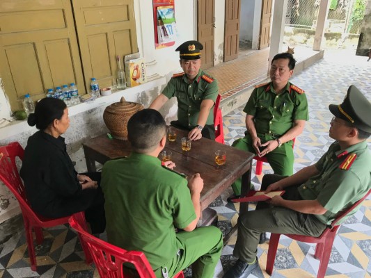Thừa ủy quyền lãnh đạo Bộ Công an, đoàn công tác Công an tỉnh thăm hỏi, động viên và trao số tiền 50 triệu đồng của Bộ Công an hỗ trợ gia đình đồng chí Hoàng Thế Thắng
