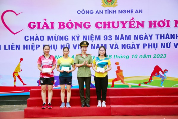 Đại diện Hội phụ nữ Công an tỉnh trao thưởng các tập thể, cá nhân xuất sắc 