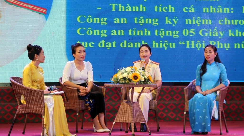 Thiếu tá Võ Thị Liên giao lưu tại Chương trình biểu dương chủ tịch phụ nữ cơ sở giỏi toàn quốc năm 2023