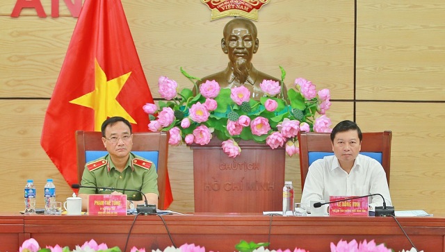    Các đồng chí: Lê Hồng Vinh, Uỷ viên Ban Thường vụ Tỉnh uỷ, Phó Chủ tịch Thường trực UBND tỉnh; Thiếu tướng Phạm Thế Tùng,  Ủy viên Ban Thường vụ Tỉnh ủy, Giám đốc Công an tỉnh chủ trì điểm cầu Nghệ An