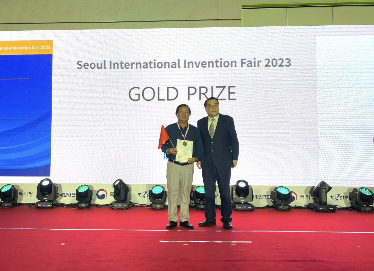 Ông Tôn Thất Kha, Phó Tổng Giám đốc BUSADCO nhận giải Vàng do Ban tổ chức và Hiệp hội xúc tiến sáng chế Hàn Quốc (KIPA) trao tặng 