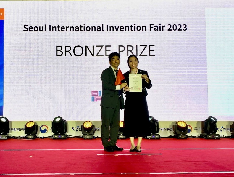 Bà Hoàng Thị Minh Trang, Phó Tổng Giám đốc BUSADCO nhận giải giải quốc tế đặc biệt do Hiệp hội Xúc tiến Đổi mới và Phát minh Indonesia (INNOPA) trao tặng 