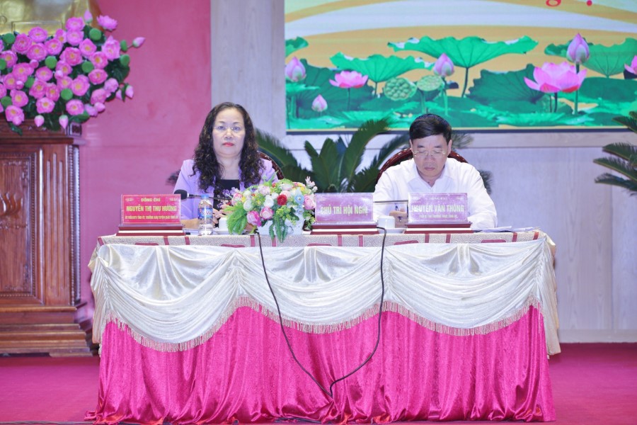 Đồng chí Nguyễn Văn Thông, Phó Bí thư Thường trực Tỉnh ủy và đồng chí Nguyễn Thị Thu Hường, Trưởng ban Tuyên giáo Tỉnh ủy Nghệ An đồng chủ trì Hội nghị