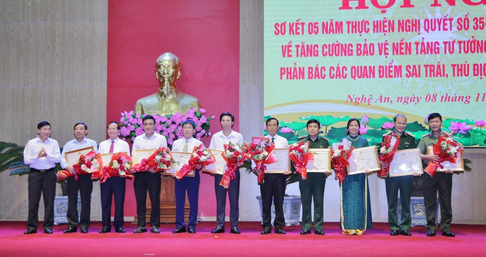 Đồng chí Phó Bí thư Thường trực Tỉnh ủy Nguyễn Văn Thông trao Bằng khen của Chủ tịch UBND tỉnh Nghệ An cho các tập thể có thành tích xuất sắc trong 5 năm thực hiện Nghị quyết số 35-NQ/TW