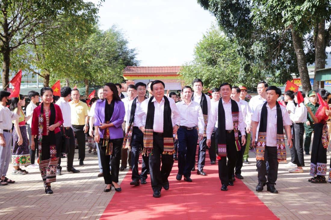   Đồng chí Nguyễn Xuân Thắng, Giám đốc Học viện Chính trị quốc gia Hồ Chí Minh, và các đồng chí: Nguyễn Thị Thu Hà, Phó Chủ tịch, Tổng Thư ký Uỷ ban Trung ương MTTQ Việt Nam; Nguyễn Duy Bắc, Phó Giám đốc Thường trực Học viện Chính trị Quốc gia Hồ Chí Minh cùng  Lãnh đạo tỉnh Nghệ An đã về dự, chung vui Ngày hội đại đoàn kết toàn dân tộc với người dân liên khu dân cư xã Tri Lễ, huyện Quế Phong, Nghệ An