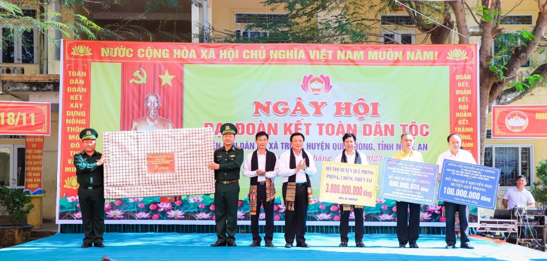 Đồng chí Nguyễn Xuân Thắng trao tặng 3 tỷ đồng hỗ trợ huyện Quế Phong phòng, chống thiên tai; 10 ngôi nhà, tổng giá trị 500 triệu đồng và trao hỗ trợ Hội khuyến học huyện 100 triệu đồng; tặng tivi cho cán bộ, chiến sĩ Đồn Biên phòng Tri Lễ