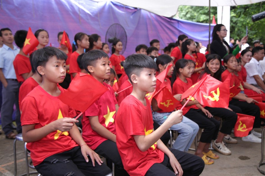 Niềm vui của bà con bản Piêng Phô, xã Phà Đánh trong Ngày hội đại đoàn kết toàn dân tộc
