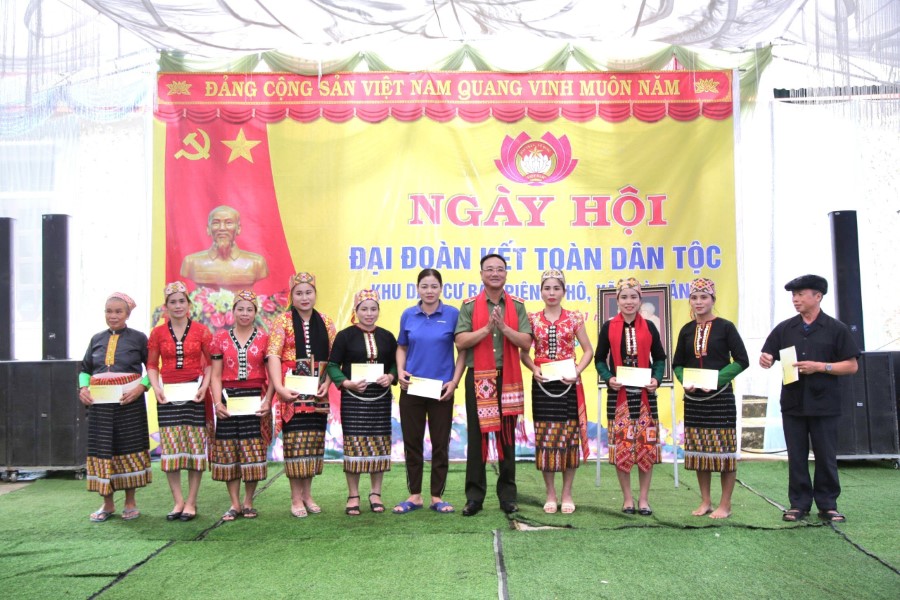 Đồng chí Thiếu tướng Phạm Thế Tùng, Giám đốc Công an tỉnh trao quà của Lãnh đạo Tỉnh ủy, HĐND, UBND, Ủy ban MTTQ tỉnh cho 10 hộ gia đình có hoàn cảnh khó khăn trên địa bàn