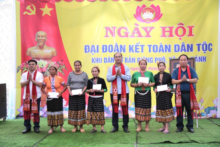 Đồng chí Bí thư Huyện ủy Kỳ Sơn và đồng chí Và Bá Cải, Chủ tịch Ủy ban Mặt trận Tổ quốc huyện trao quà cho 5 hộ gia đình có hoàn cảnh đặc biệt khó khăn của bản Piêng Phô