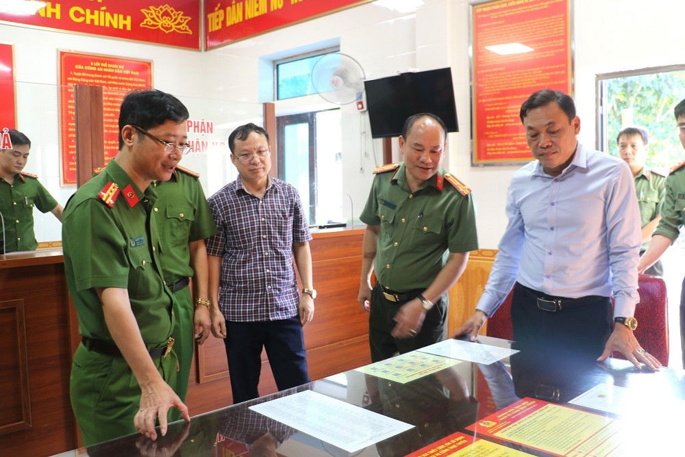 Đồng chí Đại tá Trần Ngọc Tuấn, Phó Giám đốc Công an tỉnh cùng đoàn công tác Công an tỉnh kiểm tra, đôn đốc, hướng dẫn việc triển khai thực hiện xây dựng Công an phường điển hình, kiểu mẫu về ANTT và văn minh đô thị tại Công an phường Trường Thi, thành phố Vinh