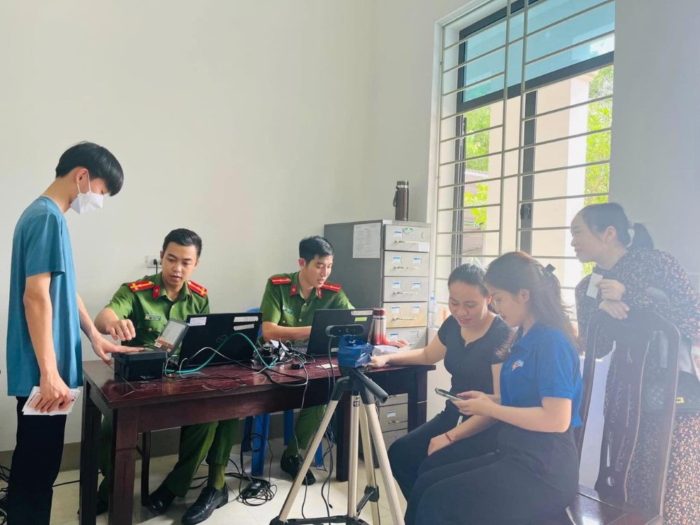  Công an phường Nghi Thu, thị xã Cửa Lò luôn tận tuỵ phục vụ Nhân dân.