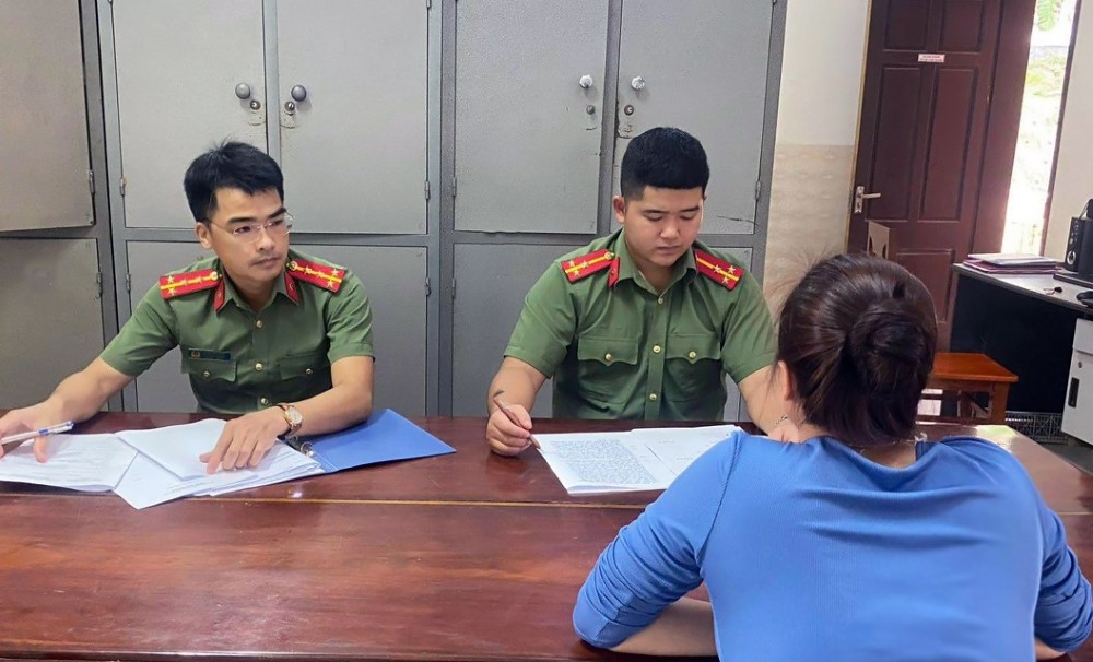 Cán bộ Công an huyện Tân Kỳ làm việc với bà T. T. D