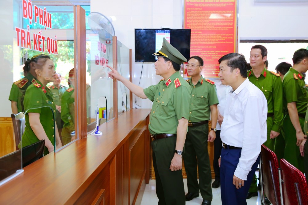 Đồng chí  Trung tướng Lê Quốc Hùng - Thứ trưởng Bộ Công an cùng lãnh đạo tỉnh Nghệ An và lãnh đạo Công an Nghệ An kiểm tra tại Bộ phận một cửa Công an phường Trường Thi, thành phố Vinh