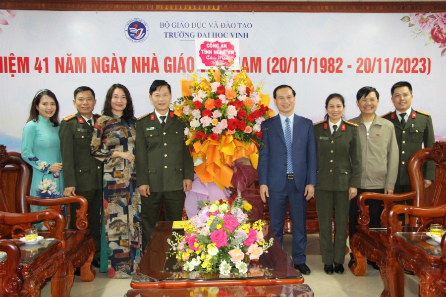 Đại tá Lê Văn Thái, Phó Giám đốc Công an tỉnh tặng hoa chúc mừng  Đại học Vinh