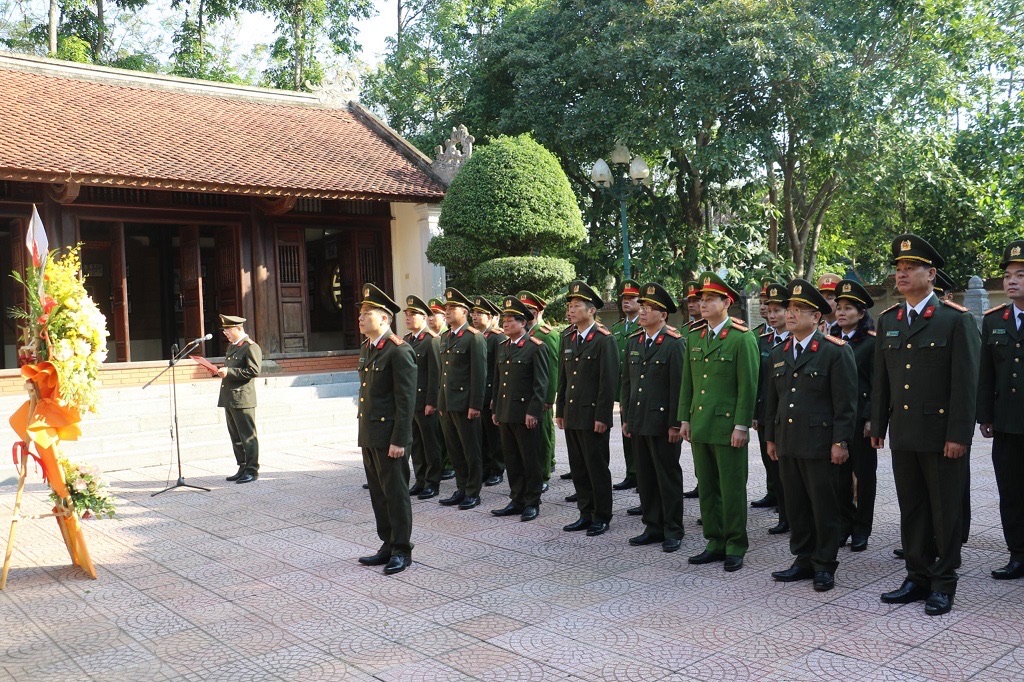 Đồng chí Đại tá Trần Hồng Quang, Phó Giám đốc Công an tỉnh cùng đoàn công tác dâng hương, báo công tại Nhà tưởng niệm cố Bộ trưởng Trần Quốc Hoàn