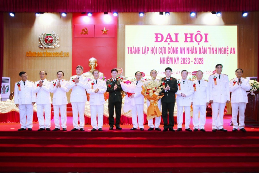 Các đồng chí Phó Giám đốc Công an tỉnh: Đại tá Lê Văn Thái, Đại tá Trần Hồng Quang tặng hoa chúc mừng Ban Thường vụ Hội Cựu Công an nhân dân tỉnh Nghệ An nhiệm kỳ 2023 – 2028