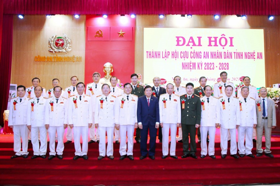 Các đồng chí: Thượng tướng Lê Quý Vương, Thiếu tướng Huỳnh Văn Hải, đồng chí Lê Hồng Vinh và các đồng chí Phó Giám đốc, nguyên Giám đốc, nguyên Phó Giám đốc Công an tỉnh chụp ảnh lưu niệm với Ban Thường vụ Hội Cựu Công an nhân dân tỉnh Nghệ An, nhiệm kỳ 2023 – 2028