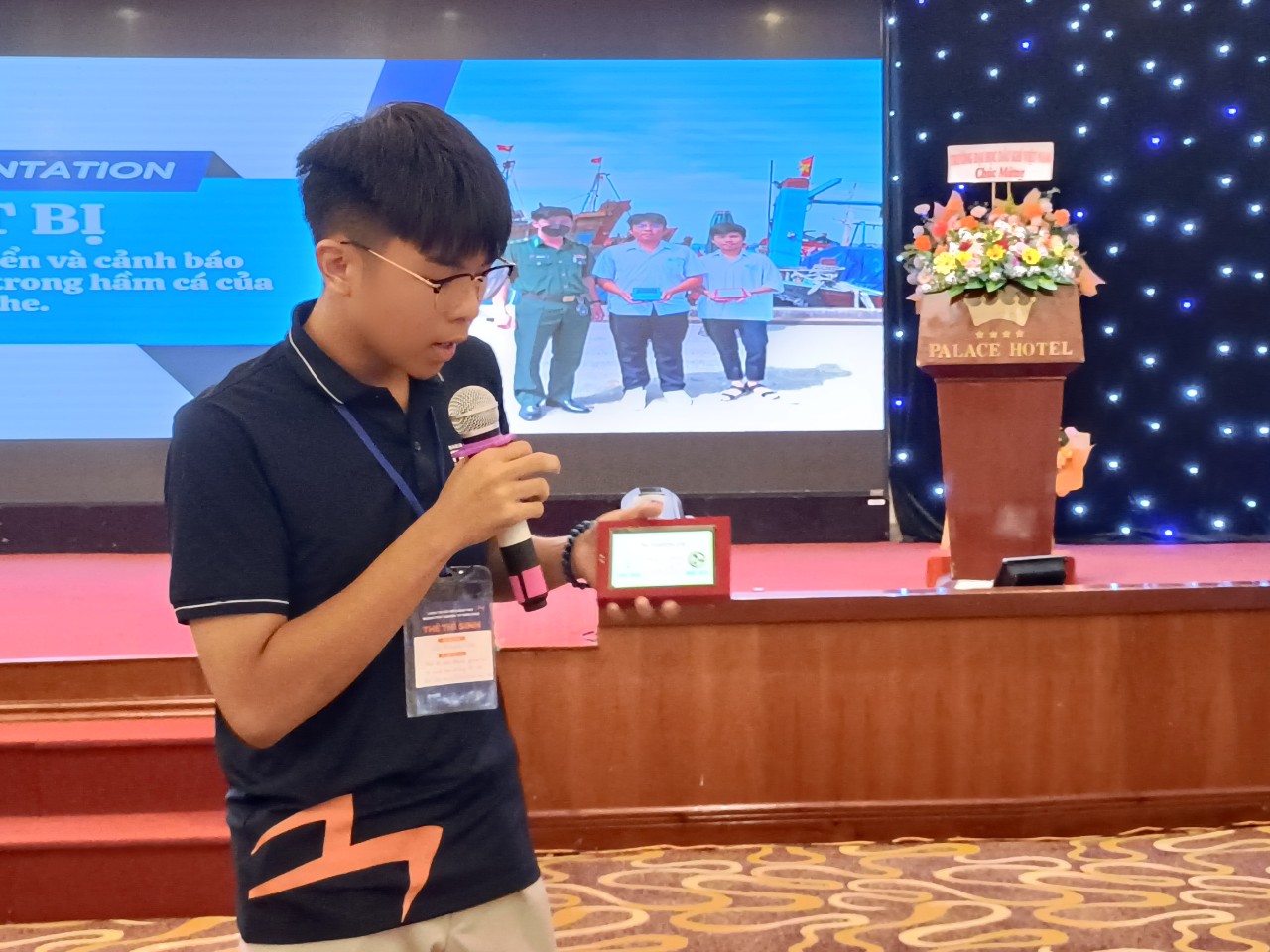 Học sinh Lê Thành Đạt - Trường THPT Trần Văn Quan trình bày dự án Thiết bị giám sát, điều khiển và cảnh báo nồng độ các khí độc trong hầm cá của tàu cá tại vòng chung kết Cuộc thi Đổi mới sáng tạo ngành thủy sản năm 2023