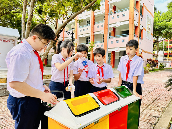 Học sinh trường THCS Trần Phú (TP. Vũng Tàu) thực hiện phân loại rác tai nguồn.