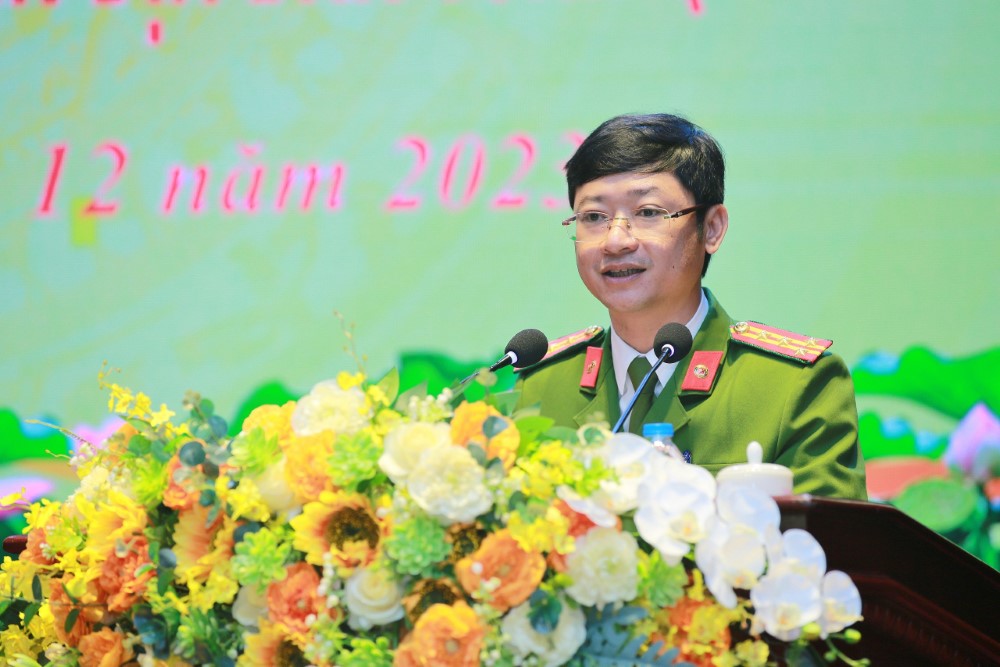 Đồng chí Đại tá Trần Ngọc Tuấn - Phó Giám đốc Công an tỉnh Nghệ An phát biểu tại Hội nghị