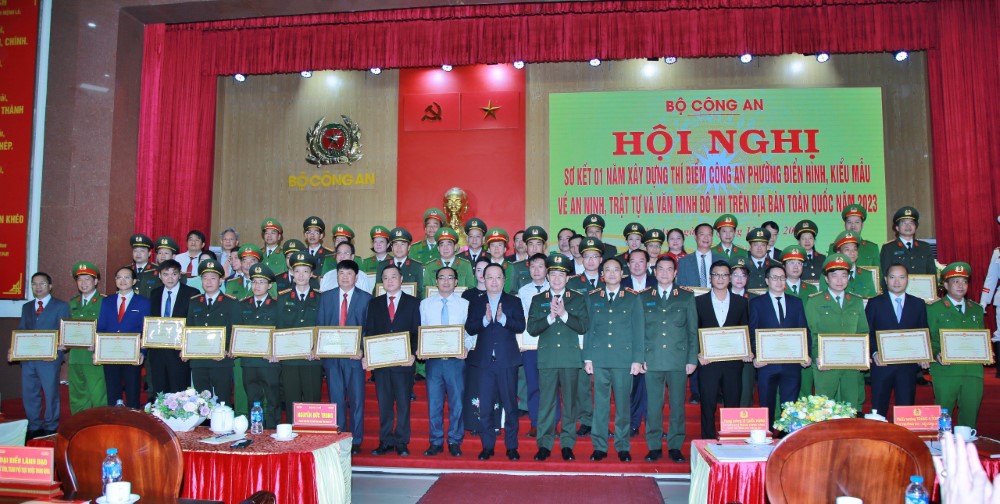 Đồng chí Trung tướng Lê Quốc Hùng - Ủy viên Ban Chấp hành Trung ương Đảng, Thứ trưởng Bộ Công an trao Bằng khen của Bộ Công an tặng 32 tập thể, 29 cá nhân có thành tích xuất sắc trong xây dựng Công an phường điển hình, kiểu mẫu về ANTT và văn minh đô thị