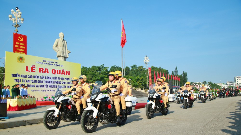 Công an Nghệ An diễu hành, biểu dương lực lượng