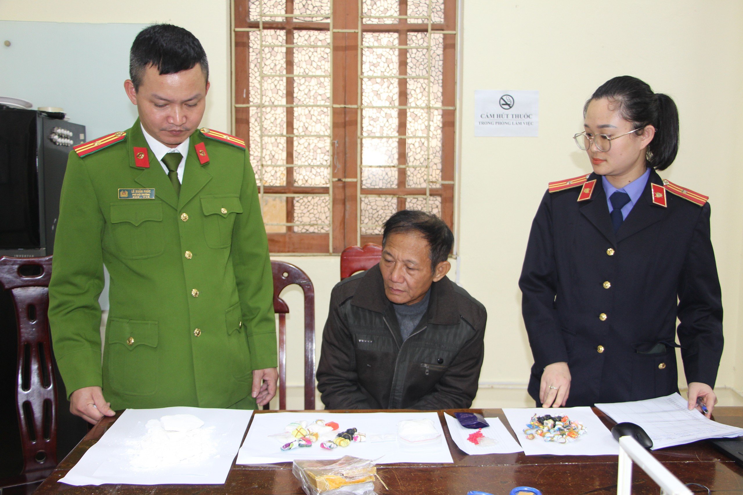 Trần Xuân Vinh cùng tang vật chuyên án Cơ quan Công an thu giữ