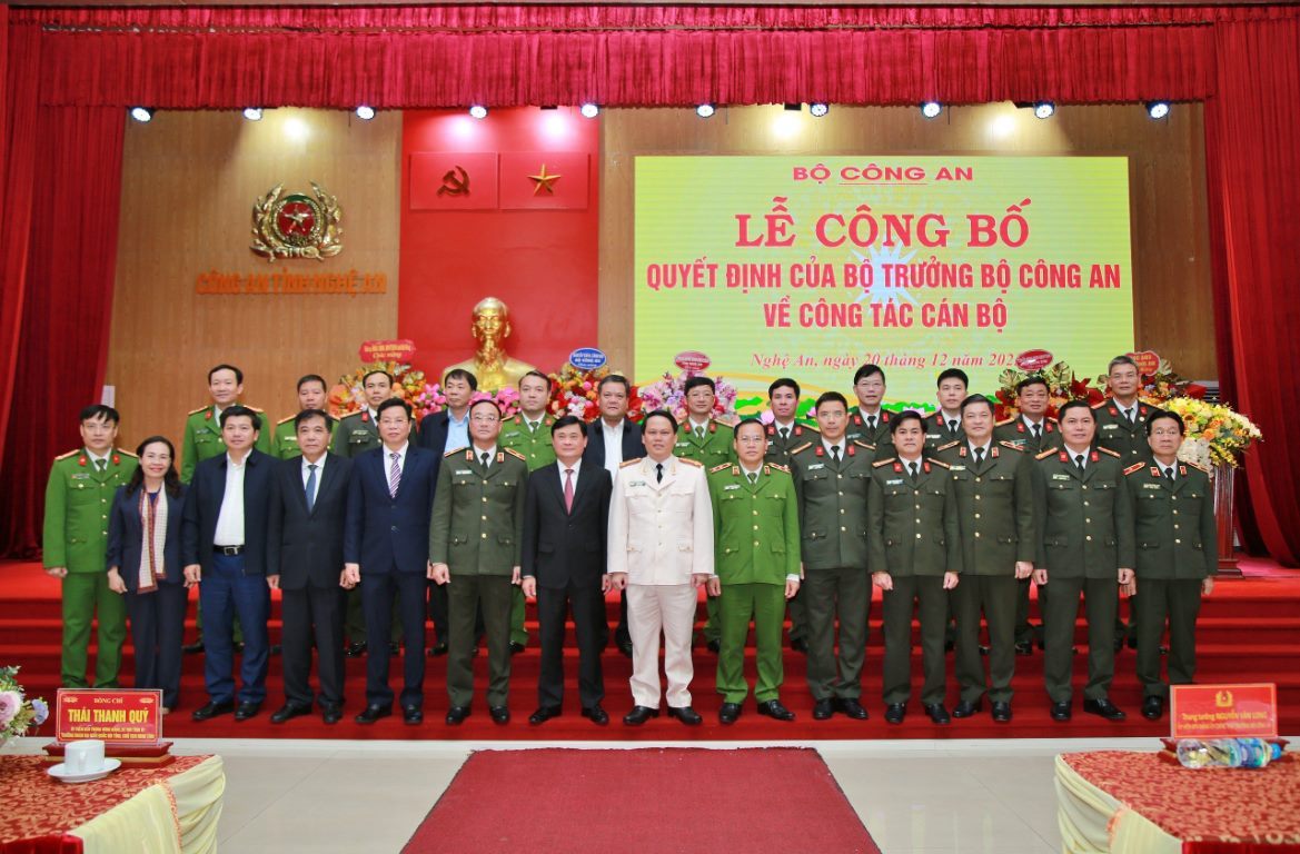   Các đại biểu chụp ảnh lưu niệm 