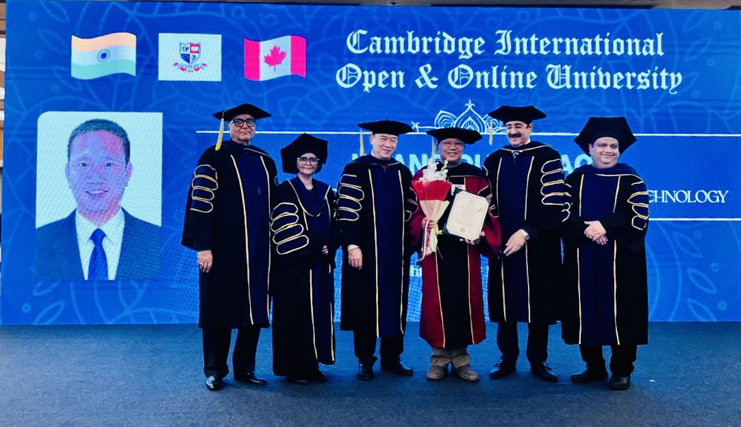 Ông Hoàng Đức Thảo, Tổng giám đốc BUSADCO nhận sắc phong “Tiến sĩ danh dự chuyên  ngành Khoa học-Công nghệ” của Trường Đại học Quốc tế mở - trực tuyến Cambrige