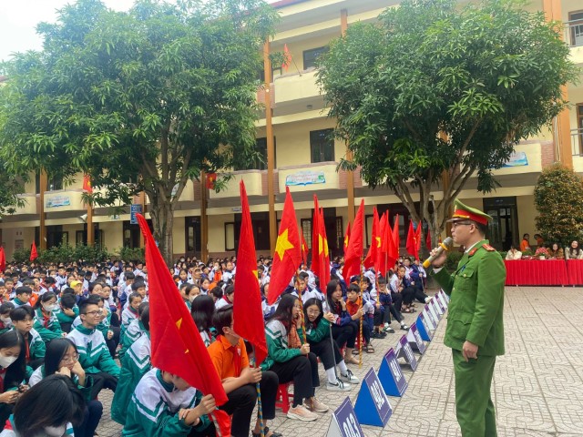 Bên cạnh quyết liệt trong công tác đấu tranh với các hành vi vi phạm về pháo thì Công an TP Vinh còn đẩy mạnh tuyên truyền, ký cam kết phòng, chống pháo nổ trong trường học, các cơ quan, đơn vị và khối xóm trên địa bàn