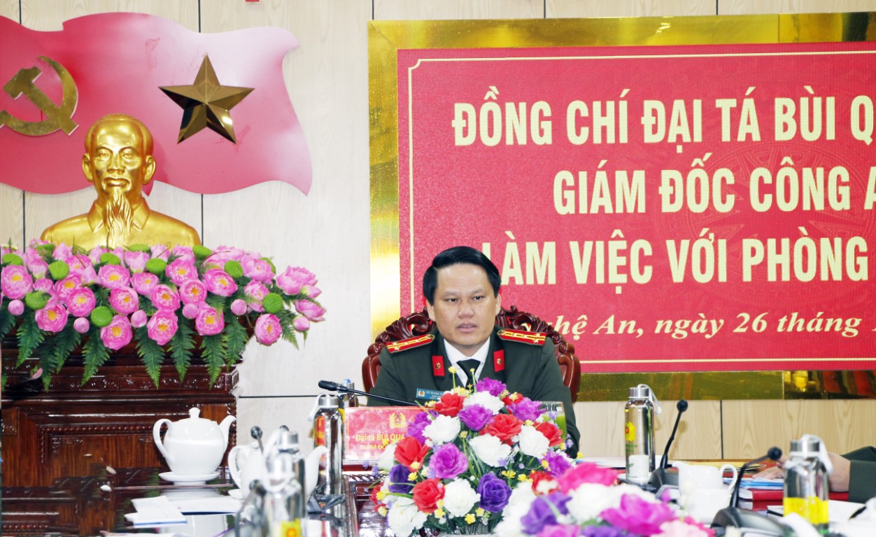 Đồng chí Giám đốc chỉ đạo Phòng Tham mưu tập trung phối hợp các phòng chức năng tăng cường hướng dẫn, kiểm tra, đôn đốc Công an các đơn vị, địa phương đấu tranh quyết liệt với các loại tội phạm, đảm bảo an toàn cho Nhân dân vui Tết, đón xuân. 