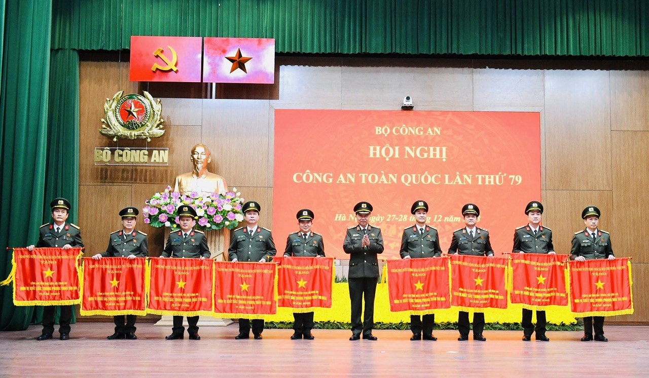Thừa ủy quyền của Thủ tướng Chính phủ, Bộ trưởng Tô Lâm trao Cờ thi đua “Đơn vị xuất sắc trong phong trào thi đua năm 2023” của Chính phủ tặng Công an các đơn vị, địa phương có thành tích xuất sắc