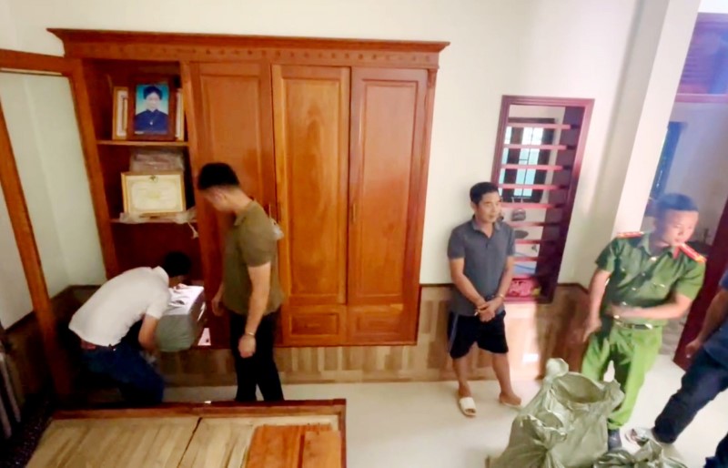 Đối tượng cất giấu pháo tại kho hầm bí mật được ngụy trang sau tủ quần áo