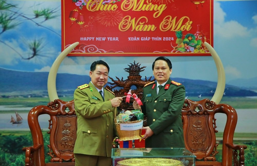 Công an tỉnh Bô-ly-khăm-xay (Lào) chúc Tết Công an tỉnh Nghệ An