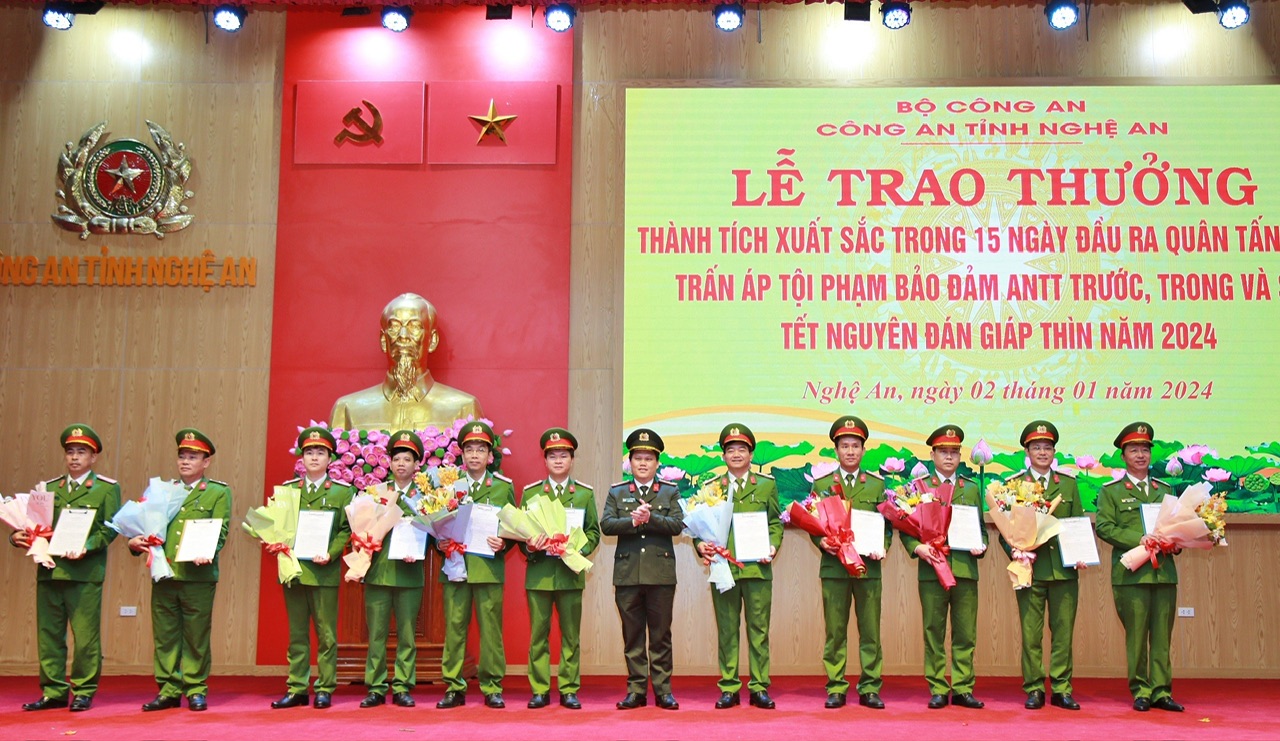 Đồng chí Đại tá Bùi Quang Thanh - Bí thư Đảng ủy, Giám đốc Công an tỉnh trao thưởng các đơn vị, địa phương có thành tích xuất sắc trong 15 ngày đầu ra quân tấn công, trấn áp tội phạm