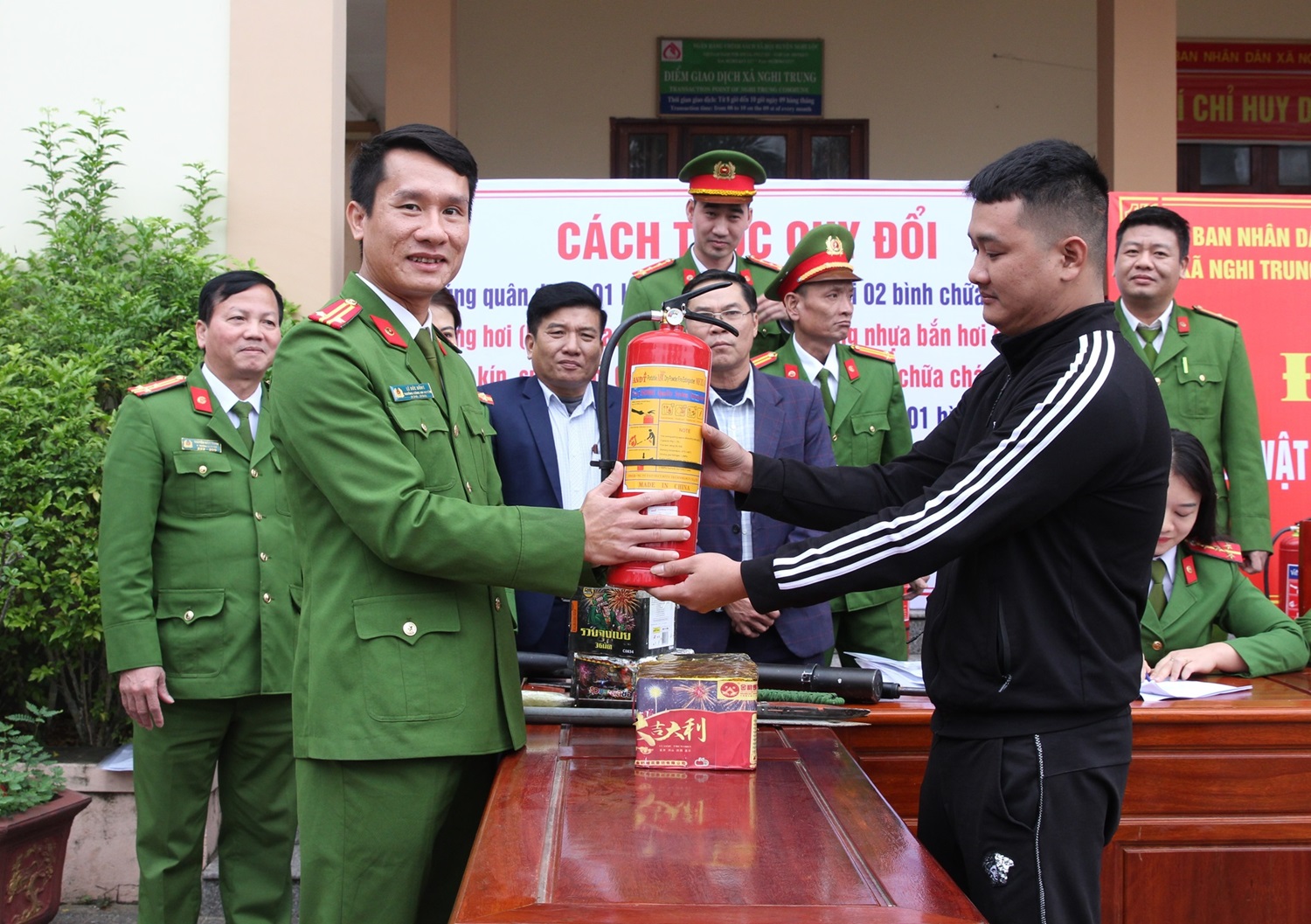 Người dân nhận bình chữa cháy khi giao nộp vũ khí, vật liệu nổ, công cụ hỗ trợ và pháo