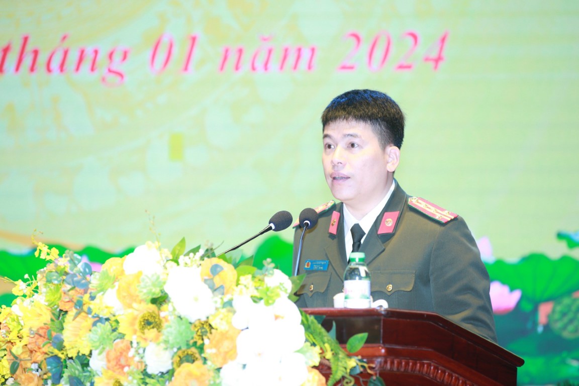 Đồng chí Đại tá Trần Hồng Quang, Phó Giám đốc Công an tỉnh phát biểu tại Hội nghị