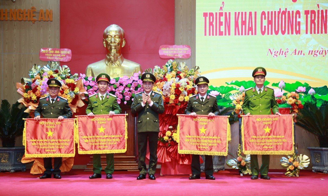 Đồng chí Thứ trưởng Bộ Công an trao Cờ thi đua của Bộ Công an cho 04 tập thể: Phòng An ninh kinh tế, Phòng Cảnh sát hình sự, Phòng Tham mưu và Công an huyện Kỳ Sơn