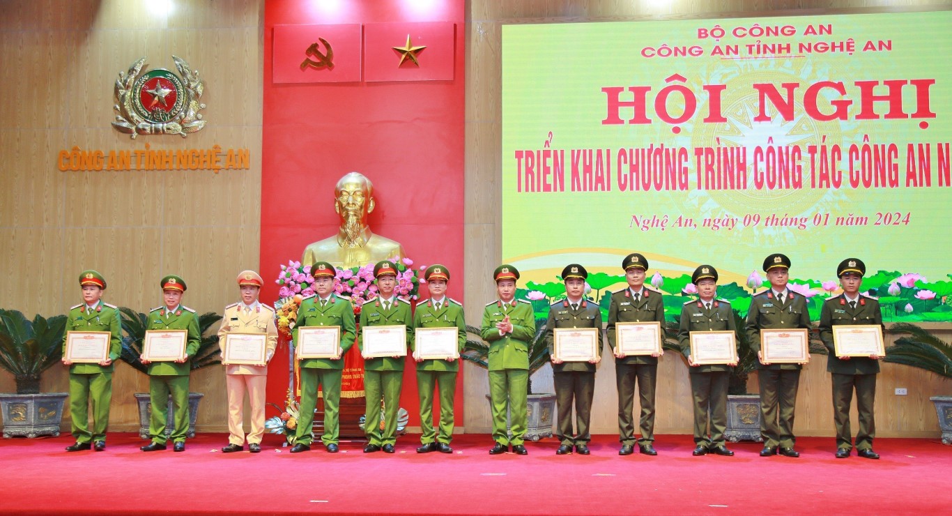 Trao danh hiệu đơn vị Quyết thắng cho các tập thể