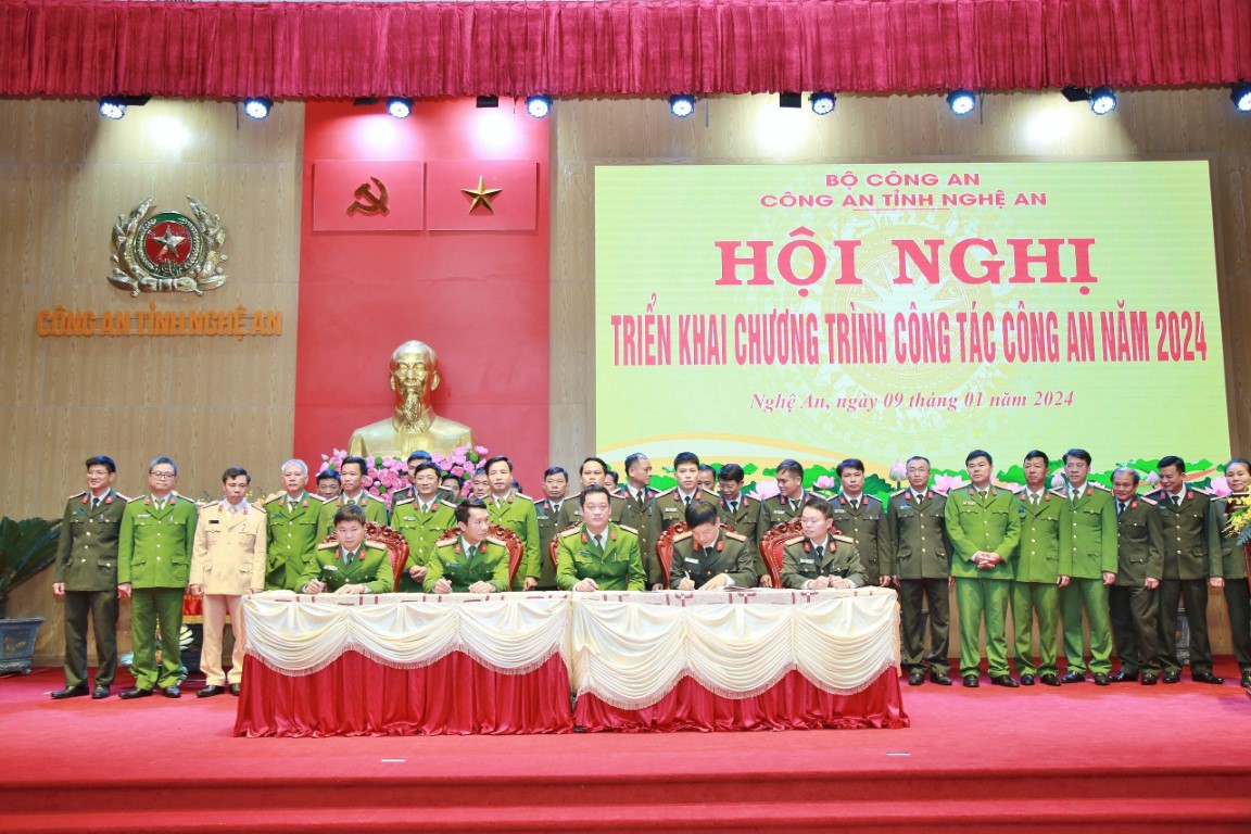 Công an các đơn vị, địa phương kí cam kết thực hiện phong trào thi đua Vì an ninh Tổ quốc năm 2024
