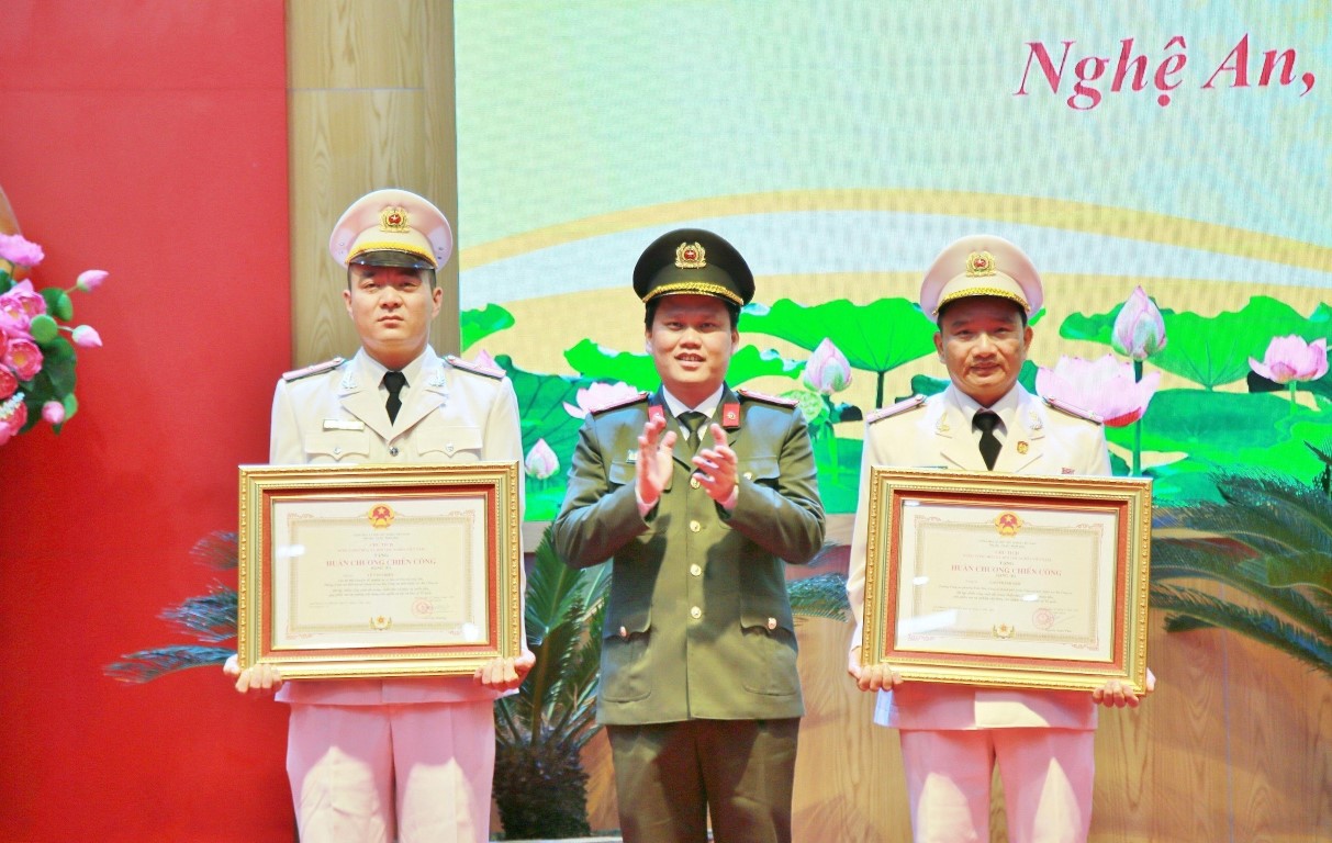 Thừa ủy quyền, đồng chí Đại tá Bùi Quang Thanh, Bí thư Đảng ủy, Giám đốc Công an tỉnh trao Huân chương Chiến công hạng Ba cho 02 cá nhân: đồng chí Trung tá Cao Thanh Sâm, Trưởng Công an phường Vinh Tân, TP Vinh và đồng chí Đại úy Lê Văn Chiến, cán bộ Phòng Cảnh sát điều tra tội phạm về ma túy
