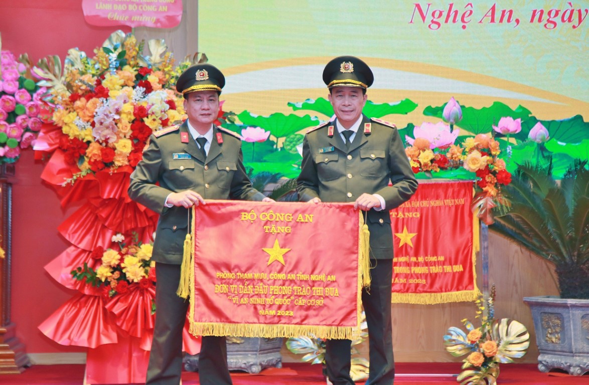 Tại Hội nghị triển khai chương trình công tác năm 2024 của Công an Nghệ An (ngày 9/1/2024), đồng chí Trung tướng Lê Quốc Hùng, Ủy viên Ban Chấp hành Trung ương Đảng, Uỷ viên Ban Thường vụ Đảng ủy Công an Trung ương, Thứ trưởng Bộ Công an   trao Cờ thi đua của Bộ Công an tặng Phòng Tham mưu