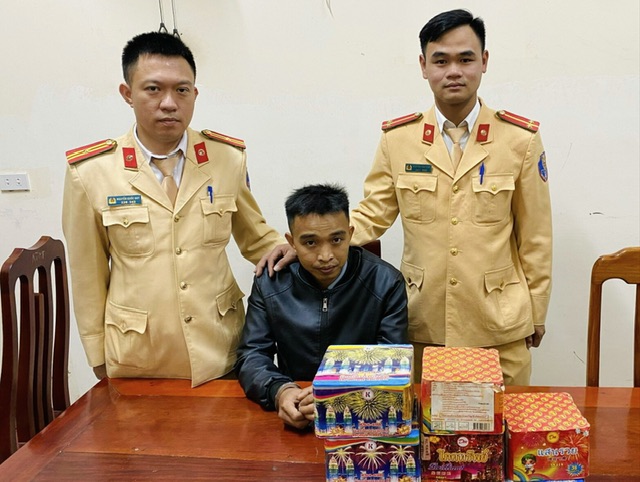 Đối tượng Chẩm Thị Hà và Tống Văn Thắng tại cơ quan Công an