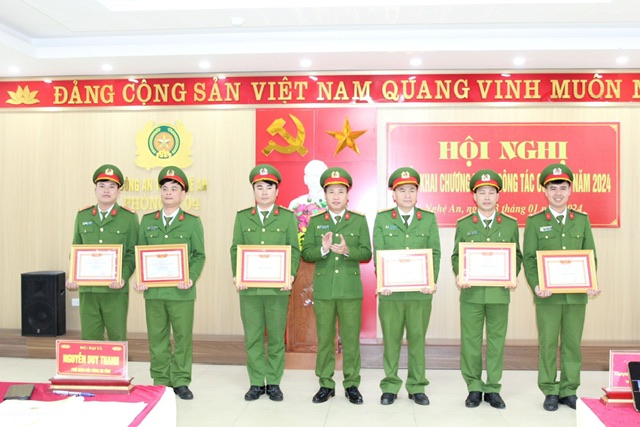       Khen thưởng các tập thể, cá nhân có thành tích xuất sắc trong năm 2023 