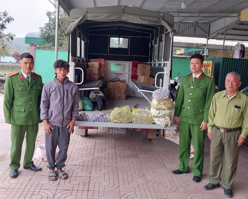 Đối tượng Đậu Hữu Điệp cùng tang vật tại Cơ quan Công an