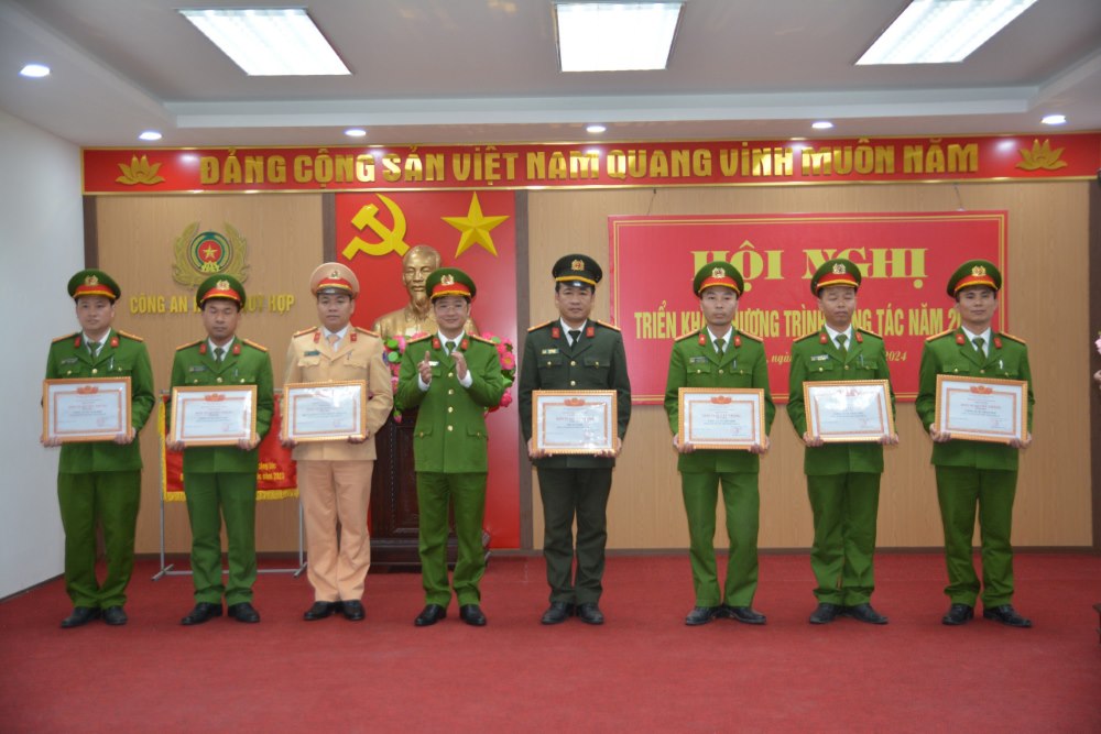    Nhiều tập thể, cá nhân được các cấp khen thưởng