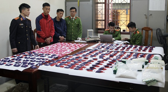 Các đối tượng và tang vật tại cơ quan Công an 